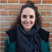 Docente di materie umanistiche impartisce lezioni a studenti di tutti gli ordini scolastici